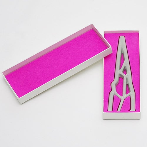 Calage en mousse coloréeCette boîte est équipée d’un calage qui s’adapte à la protection d’un objet publicitaire.Notre découpe est parfaitement fidèle à la forme très particulière de cet objet. Le choix de notre client s’est porté sur une mousse PE rose, mais nous proposons une gamme de plusieurs coloris, voire des réalisations bicolores. Notre gamme peut être classique à base de blanc, noir ou gris, elle peut également suivre la tendance avec des mousses chocolat ou rose poudré, mais elle peut devenir carrément flashy en vert pomme ou lemon. Bien sûr la mode des mousses soft touch à l’aspect peau de pêche ravira les plus exigeants.Les aménagements intérieurs en mousse sont généralement fabriqués en mousse PU souple, ou en PE dure ou semi-rigide type Plastazote, Evazote, Microzote, LD33, LD45, LD29, PTZ29 PTZ33, XVA45 , XPE ou Multilam.Nos bureaux d’études relèvent les challenges pour des objets les plus biscornus. N’hésitez pas à soumettre vos projets à leur expérience.