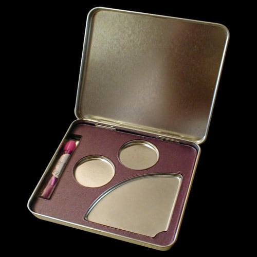 Des mousses aux revêtements personnalisésCet étui de poche en métal est garni de mousseDestinée à des produits cosmétiques, la mousse contenue dans ce boitier est recouverte d’un papier précieux et coloré pour une finition parfaite. Plusieurs découpes sont réalisées pour épouser parfaitement la forme des produits.Il est possible de complexer les mousses avec un choix infini de finitions en papier ou PVCLes découpes de mousses peuvent aussi être réalisées en mousse PU souple, ou en PE dure ou semi-rigide de type Plastazote, Evazote, Microzote, LD33, LD45, LD29, PTZ29 PTZ33, XVA45, XPE ou Multilam.