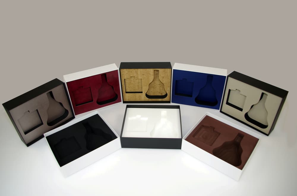 Déclinaison d’intérieurs de coffrets en mousse avec revêtement