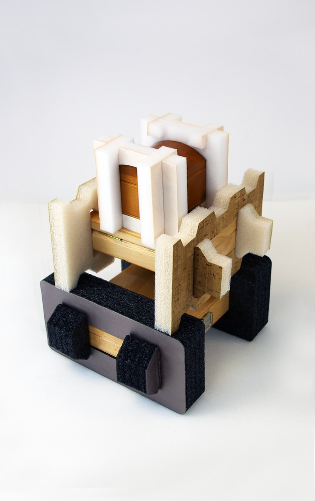 Frames de protection et d'amortissementVéritables calages amortisseurs, ces frames sont destinées à protéger des chutes ou des chocs durant le transport. Grâce aux charnières, ces calages en mousse peuvent être livrés à plat, ce qui représente un gain considérable de transport.Pour une finition plus luxueuse, ces protections peuvent être complexées à des revêtements des différents aspects : or, bronze, bois, liège, soft touch, matières naturelles, …SAPRONIT est producteur totalement intégré et exclusif de la mousse PE MULTILAM entièrement produite dans nos usines françaises. Toutes nos chutes de fabrication sont recyclées et revalorisées.La mousse PE MULTILAM, (mousse PEBD) est également disponible en plaques ou en rouleaux, épaisseurs, coloris et dimensions disponibles sur demande. C’est une mousse de calage semi rigide et isolante. La mousse PE peut être antistatique , blanche ou noir en standard.Une protection mousse anti-chocs optimale dans une gamme économique